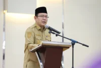 Wali Kota Payakumbuh, Zulmaeta memberikan arahan dalam Rapat Koordinasi Tim Pembina Posyandu di Ballroom Hotel Mangkuto, Selasa (14/4/2026). (Foto: MC Payakumbuh)