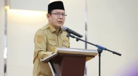 Wali Kota Payakumbuh, Zulmaeta memberikan arahan dalam Rapat Koordinasi Tim Pembina Posyandu di Ballroom Hotel Mangkuto, Selasa (14/4/2026). (Foto: MC Payakumbuh)