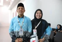 Wali Kota Bengkulu Dedy Wahyudi bersama istri di ruang tunggu BIM, Senin (27/4/2024). (Foto: Humas Kemenhaj Sumbar) 