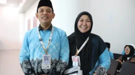 Wali Kota Bengkulu Dedy Wahyudi bersama istri di ruang tunggu BIM, Senin (27/4/2024). (Foto: Humas Kemenhaj Sumbar) 