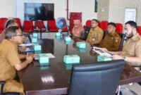 Wali Kota Padang Fadly Amran saat bertemu dengan Kepala Dinas Kebudayaan Provinsi Sumbar Syaiful Bakhri, di Kantor Dinas Kebudayaan Sumbar, Selasa (28/4/2026). (Foto: Prokopim Padang)