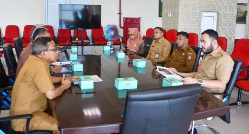Wali Kota Padang Fadly Amran saat bertemu dengan Kepala Dinas Kebudayaan Provinsi Sumbar Syaiful Bakhri, di Kantor Dinas Kebudayaan Sumbar, Selasa (28/4/2026). (Foto: Prokopim Padang)