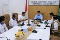 Wamenag Romo R. Muhammad Syafi’i menerima Dirjen Bimas Islam Abu Rokhmad bersama jajaran guna mendiskusikan penetapan awal bulan Hijriah di Jakarta, Selasa (14/4/2026). (Foto: Kemenag)