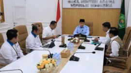 Wamenag Romo R. Muhammad Syafi’i menerima Dirjen Bimas Islam Abu Rokhmad bersama jajaran guna mendiskusikan penetapan awal bulan Hijriah di Jakarta, Selasa (14/4/2026). (Foto: Kemenag)