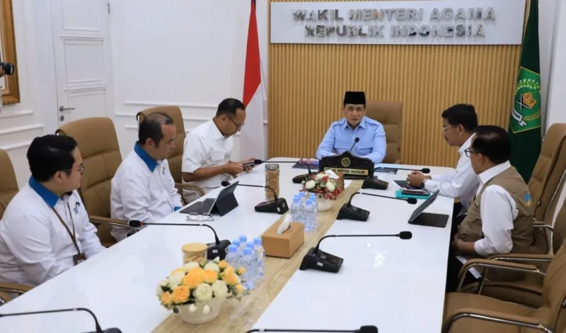 Wamenag Romo R. Muhammad Syafi’i menerima Dirjen Bimas Islam Abu Rokhmad bersama jajaran guna mendiskusikan penetapan awal bulan Hijriah di Jakarta, Selasa (14/4/2026). (Foto: Kemenag)