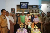 Wakil Wali Kota Padang, Maigus Nasir mengunjungi keluarga dua anak yang dilaporkan hilang akibat terseret ombak di kawasan Pantai Ujung Karang, Kelurahan Ulak Karang Utara, Kecamatan Padang Utara, Senin (27/4/2026). (Foto: Prokopim Padang)