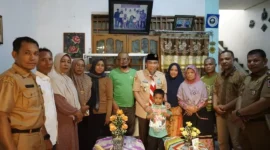 Wakil Wali Kota Padang, Maigus Nasir mengunjungi keluarga dua anak yang dilaporkan hilang akibat terseret ombak di kawasan Pantai Ujung Karang, Kelurahan Ulak Karang Utara, Kecamatan Padang Utara, Senin (27/4/2026). (Foto: Prokopim Padang)