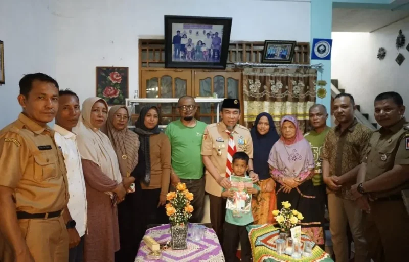 Wakil Wali Kota Padang, Maigus Nasir mengunjungi keluarga dua anak yang dilaporkan hilang akibat terseret ombak di kawasan Pantai Ujung Karang, Kelurahan Ulak Karang Utara, Kecamatan Padang Utara, Senin (27/4/2026). (Foto: Prokopim Padang)