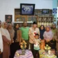 Wakil Wali Kota Padang, Maigus Nasir mengunjungi keluarga dua anak yang dilaporkan hilang akibat terseret ombak di kawasan Pantai Ujung Karang, Kelurahan Ulak Karang Utara, Kecamatan Padang Utara, Senin (27/4/2026). (Foto: Prokopim Padang)