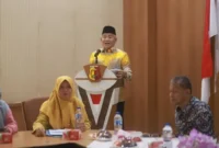 Wakil Wali Kota Solok, H. Suryadi Nurdal membuka workshop penulisan naskah pertunjukan yang diselenggarakan FKIP UMMY Solok di Akmal Room Bapperida Kota Solok, Minggu (12/4/2026). (Foto: Prokopim Solok)