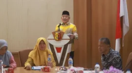 Wakil Wali Kota Solok, H. Suryadi Nurdal membuka workshop penulisan naskah pertunjukan yang diselenggarakan FKIP UMMY Solok di Akmal Room Bapperida Kota Solok, Minggu (12/4/2026). (Foto: Prokopim Solok)