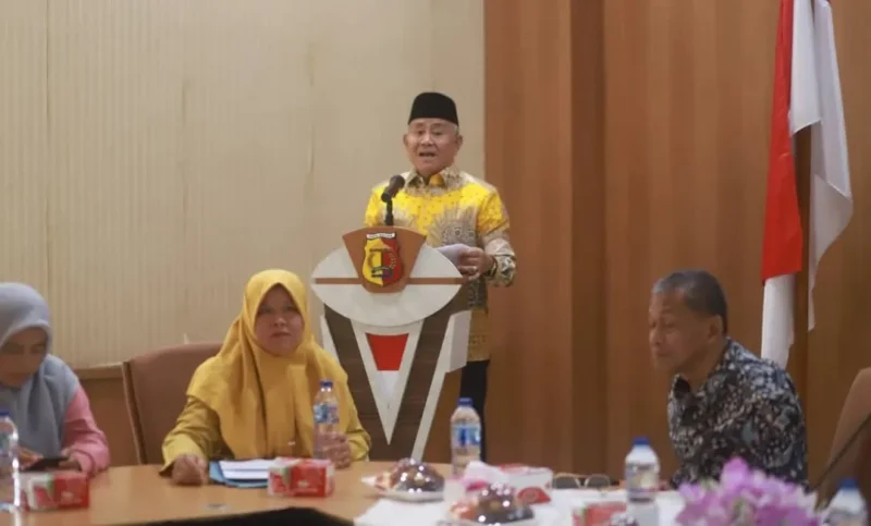 Wakil Wali Kota Solok, H. Suryadi Nurdal membuka workshop penulisan naskah pertunjukan yang diselenggarakan FKIP UMMY Solok di Akmal Room Bapperida Kota Solok, Minggu (12/4/2026). (Foto: Prokopim Solok)