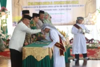Wakil Wali Kota Solok, H. Suryadi Nurdal menyalami peserta Wisuda Tahfizh dan Khatam Al-Qur’an MDTA Masjid Agung Al Muhsinin Kota Solok, Minggu (26/4/2026). (Foto: Prokopim Kota Solok)
