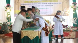 Wakil Wali Kota Solok, H. Suryadi Nurdal menyalami peserta Wisuda Tahfizh dan Khatam Al-Qur’an MDTA Masjid Agung Al Muhsinin Kota Solok, Minggu (26/4/2026). (Foto: Prokopim Kota Solok)