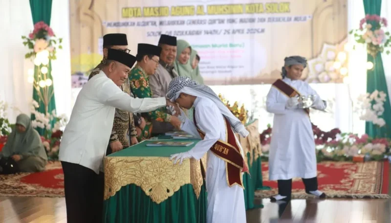 Wakil Wali Kota Solok, H. Suryadi Nurdal menyalami peserta Wisuda Tahfizh dan Khatam Al-Qur’an MDTA Masjid Agung Al Muhsinin Kota Solok, Minggu (26/4/2026). (Foto: Prokopim Kota Solok)