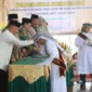 Wakil Wali Kota Solok, H. Suryadi Nurdal menyalami peserta Wisuda Tahfizh dan Khatam Al-Qur’an MDTA Masjid Agung Al Muhsinin Kota Solok, Minggu (26/4/2026). (Foto: Prokopim Kota Solok)