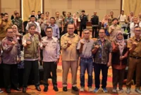 Sekretaris Daerah Provinsi Sumbar, Arry Yuswandi saat membuka Workshop Pertemuan Lintas Sektoral Pendukung Klaster Penanggulangan Bencana Provinsi Sumbar di The ZHM Premiere Hotel Padang, Selasa (21/4/2026). (Foto: ADPSB)