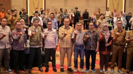 Sekretaris Daerah Provinsi Sumbar, Arry Yuswandi saat membuka Workshop Pertemuan Lintas Sektoral Pendukung Klaster Penanggulangan Bencana Provinsi Sumbar di The ZHM Premiere Hotel Padang, Selasa (21/4/2026). (Foto: ADPSB)