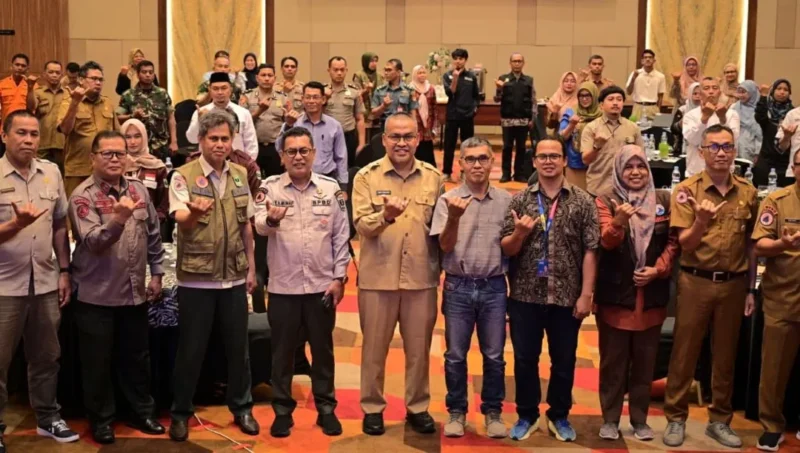 Sekretaris Daerah Provinsi Sumbar, Arry Yuswandi saat membuka Workshop Pertemuan Lintas Sektoral Pendukung Klaster Penanggulangan Bencana Provinsi Sumbar di The ZHM Premiere Hotel Padang, Selasa (21/4/2026). (Foto: ADPSB)