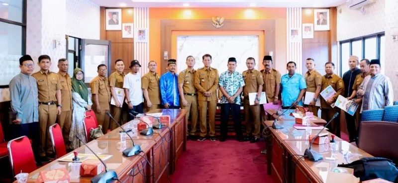 Sebanyak 15 kepala desa di Kota Pariaman menandatangani perjanjian kerja sama dengan Yayasan Al-Mughny. (Foto: Diskominfo Pariaman)