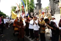 Sebanyak 56 Bhikkhu dari Indonesia, Thailand, Malaysia, dan Laos memulai perjalanan damai “Indonesia Walk for Peace 2026” dari Bali menuju Borobudur. (Foto: Kemenag)