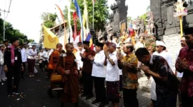 Sebanyak 56 Bhikkhu dari Indonesia, Thailand, Malaysia, dan Laos memulai perjalanan damai “Indonesia Walk for Peace 2026” dari Bali menuju Borobudur. (Foto: Kemenag)