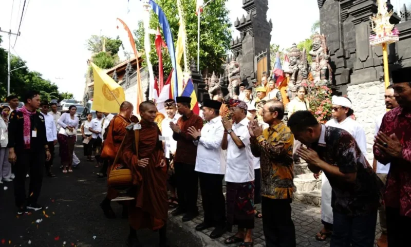 Sebanyak 56 Bhikkhu dari Indonesia, Thailand, Malaysia, dan Laos memulai perjalanan damai “Indonesia Walk for Peace 2026” dari Bali menuju Borobudur. (Foto: Kemenag)