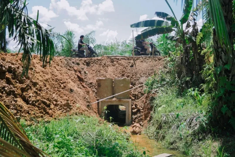 Pemkab Dharmasraya memasang 9 unit box culvert untuk menangani jalan amblas di Nagari Kurnia Selatan, Kecamatan Sungai Rumbai. (Foto: Diskominfo Dharmasraya)
