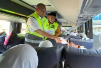 Anggota DPR RI, Andre Rosiade memberikan tambahan uang saku kepada jemaah haji Kloter 14 Embarkasi Padang, Sabtu (9/5/2026). (Foto: Humas Kemenhaj Sumbar)