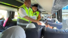 Anggota DPR RI, Andre Rosiade memberikan tambahan uang saku kepada jemaah haji Kloter 14 Embarkasi Padang, Sabtu (9/5/2026). (Foto: Humas Kemenhaj Sumbar)