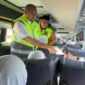 Anggota DPR RI, Andre Rosiade memberikan tambahan uang saku kepada jemaah haji Kloter 14 Embarkasi Padang, Sabtu (9/5/2026). (Foto: Humas Kemenhaj Sumbar)