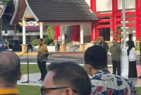 Plh Sekretaris Daerah Provinsi Sumbar, Ahmad Zakri memimpin apel rutin ASN di halaman Sekretariat Daerah Provinsi Sumbar, Kamis (21/5/2025). (Foto: ADPSB)