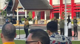 Plh Sekretaris Daerah Provinsi Sumbar, Ahmad Zakri memimpin apel rutin ASN di halaman Sekretariat Daerah Provinsi Sumbar, Kamis (21/5/2025). (Foto: ADPSB)