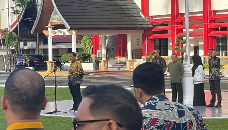 Plh Sekretaris Daerah Provinsi Sumbar, Ahmad Zakri memimpin apel rutin ASN di halaman Sekretariat Daerah Provinsi Sumbar, Kamis (21/5/2025). (Foto: ADPSB)