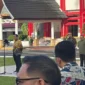 Plh Sekretaris Daerah Provinsi Sumbar, Ahmad Zakri memimpin apel rutin ASN di halaman Sekretariat Daerah Provinsi Sumbar, Kamis (21/5/2025). (Foto: ADPSB)