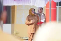 Wakil Bupati Dharmasraya Leli Arni memimpin Apel Gabungan periode Mei 2026, Senin (11/5/2026). (Foto: Diskominfo Dharmasraya)