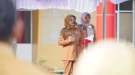 Wakil Bupati Dharmasraya Leli Arni memimpin Apel Gabungan periode Mei 2026, Senin (11/5/2026). (Foto: Diskominfo Dharmasraya)