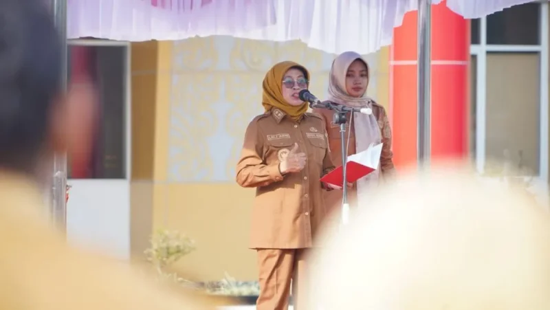 Wakil Bupati Dharmasraya Leli Arni memimpin Apel Gabungan periode Mei 2026, Senin (11/5/2026). (Foto: Diskominfo Dharmasraya)