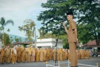 Wabup Solsel, H. Yulian Efi memimpin apel gabungan ASN di lingkungan Pemkab Solsel, Senin (4/5/2026). (Foto: Pemkab Solsel)