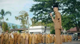 Wabup Solsel, H. Yulian Efi memimpin apel gabungan ASN di lingkungan Pemkab Solsel, Senin (4/5/2026). (Foto: Pemkab Solsel)