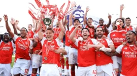 Kapten Martin Odegaard memimpin prosesi pengangkatan trofi Liga Premier usai membawa Arsenal menjuarai musim 2025/2026. (Foto: Arsenal)