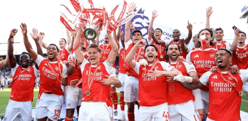 Kapten Martin Odegaard memimpin prosesi pengangkatan trofi Liga Premier usai membawa Arsenal menjuarai musim 2025/2026. (Foto: Arsenal)