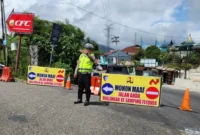 Personel Satlantas Polres Padangpanjang mengatur pengalihan arus kendaraan di jalur Bukittinggi–Padang di kawasan Simpang MTsN, Kamis (7/5/2026). (Foto: Satlantas Polres Padangpanjang)