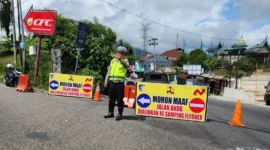 Personel Satlantas Polres Padangpanjang mengatur pengalihan arus kendaraan di jalur Bukittinggi–Padang di kawasan Simpang MTsN, Kamis (7/5/2026). (Foto: Satlantas Polres Padangpanjang)