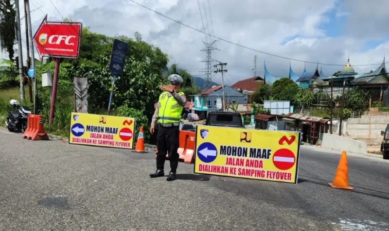 Personel Satlantas Polres Padangpanjang mengatur pengalihan arus kendaraan di jalur Bukittinggi–Padang di kawasan Simpang MTsN, Kamis (7/5/2026). (Foto: Satlantas Polres Padangpanjang)