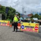 Personel Satlantas Polres Padangpanjang mengatur pengalihan arus kendaraan di jalur Bukittinggi–Padang di kawasan Simpang MTsN, Kamis (7/5/2026). (Foto: Satlantas Polres Padangpanjang)