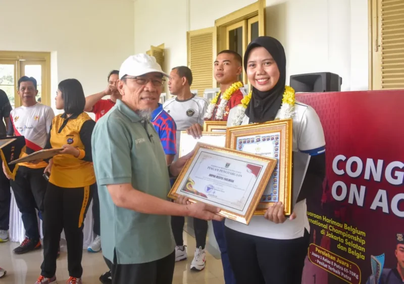 Wakil Wali Kota Padang Maigus Nasir menyambut kedatangan atlet Polda Sumbar, Minggu (3/5/2026). (Foto: Prokopim Padang)