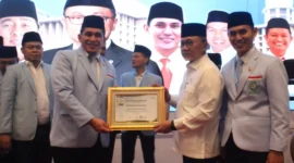 Menteri Koordinator Pangan, Zulkifli Hasan menyerahkan penghargaan kepada DPW BKPRMI Sumbar pada Rapimnas BKPRMI 2026, Kamis (14/5/26) di Jakarta. (Foto: Ist)