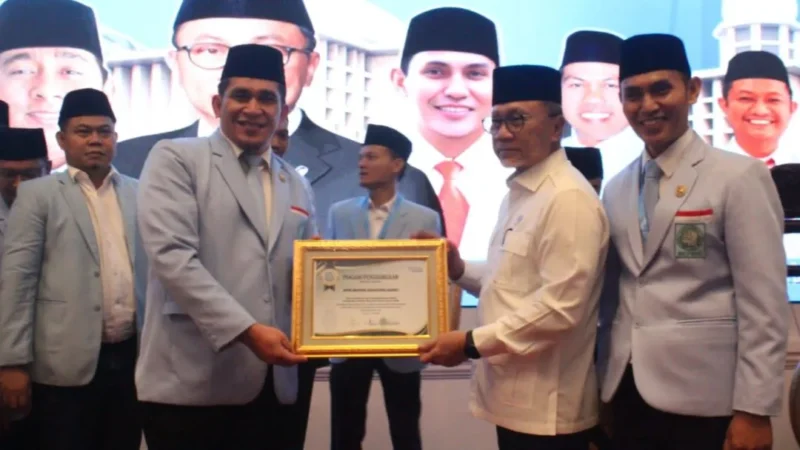 Menteri Koordinator Pangan, Zulkifli Hasan menyerahkan penghargaan kepada DPW BKPRMI Sumbar pada Rapimnas BKPRMI 2026, Kamis (14/5/26) di Jakarta. (Foto: Ist)