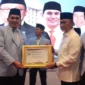 Menteri Koordinator Pangan, Zulkifli Hasan menyerahkan penghargaan kepada DPW BKPRMI Sumbar pada Rapimnas BKPRMI 2026, Kamis (14/5/26) di Jakarta. (Foto: Ist)